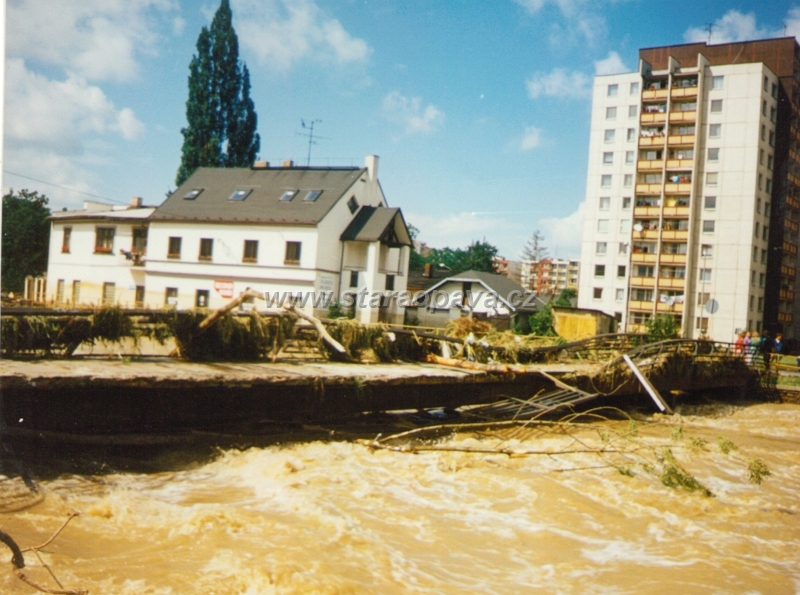 skody1997 (29).jpg - Povodně 1997, škody - Původní lávka u Bludičky